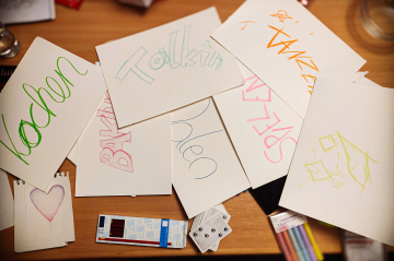  Blätter mit Sprüchen und Schlagwörtern liegen auf einem Tisch